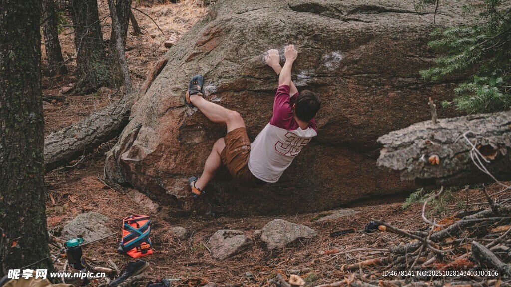 女子于林间岩石上做瑜伽