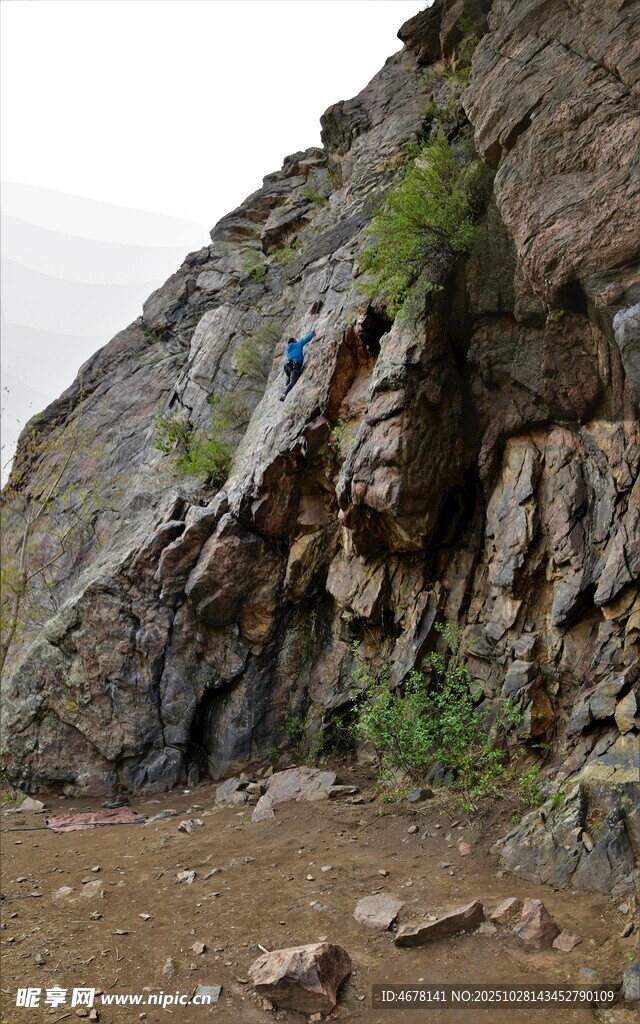 攀岩者挑战陡峭岩壁