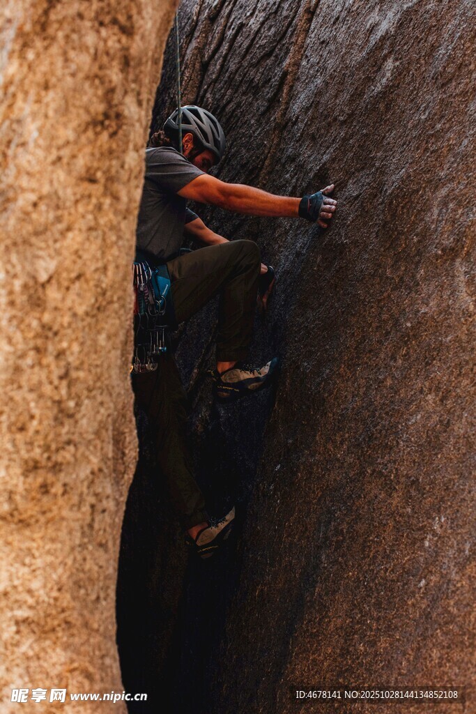 岩壁间的攀岩者