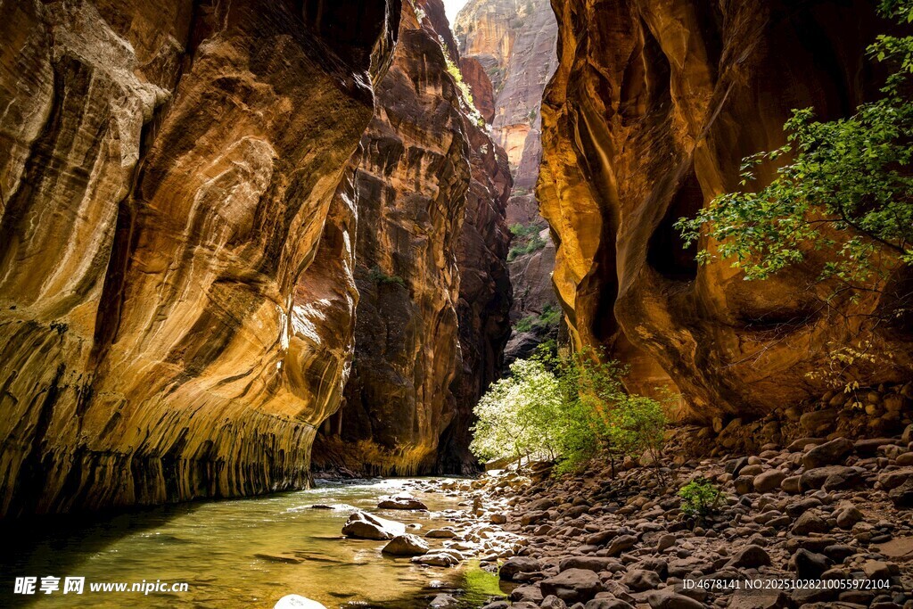 峡谷溪流间的自然奇观