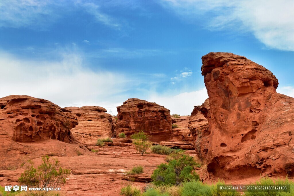 红色岩石景观蓝天白云相伴