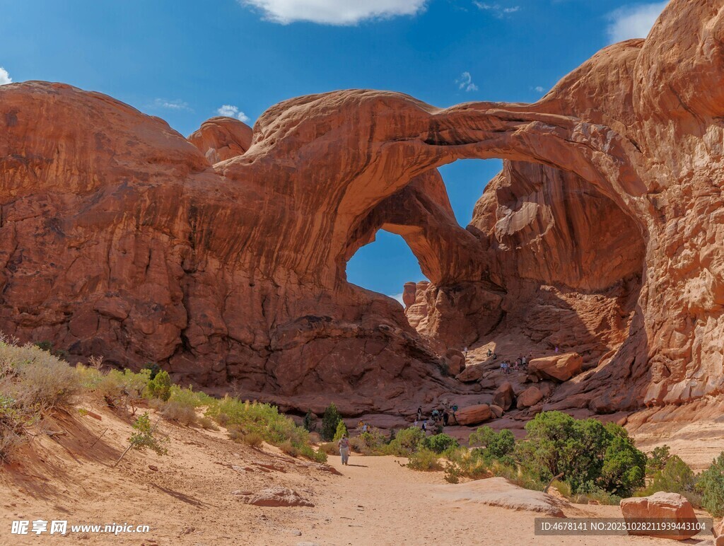 沙漠中的壮丽岩石拱门