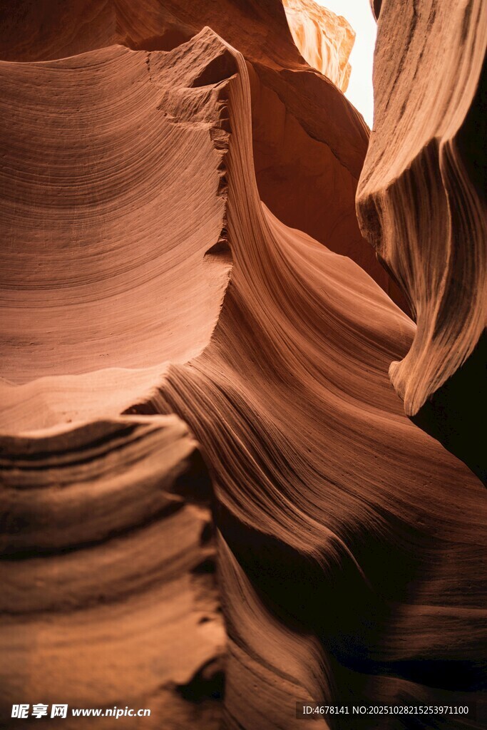 壮丽峡谷褶皱景观