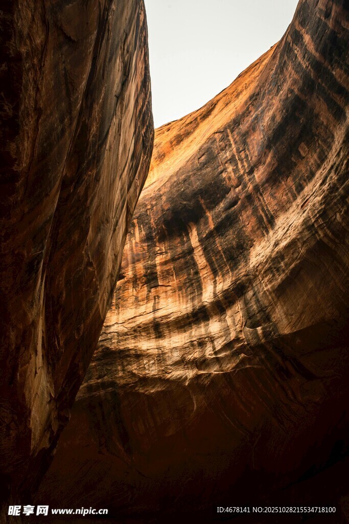 峡谷岩壁独特纹理景观