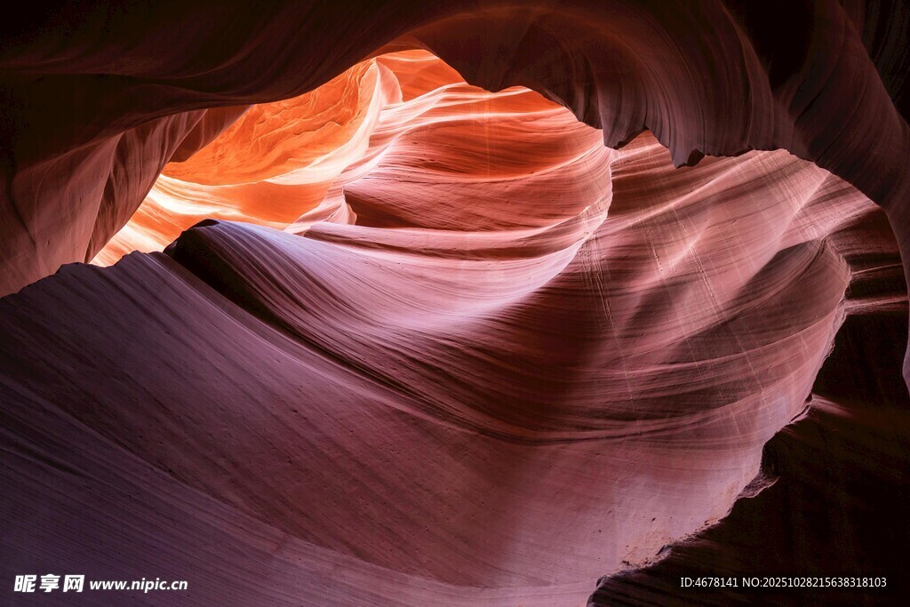 羚羊峡谷的梦幻光影奇观