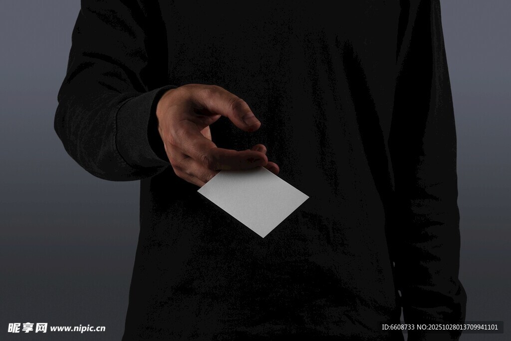 手持名片的商务人士