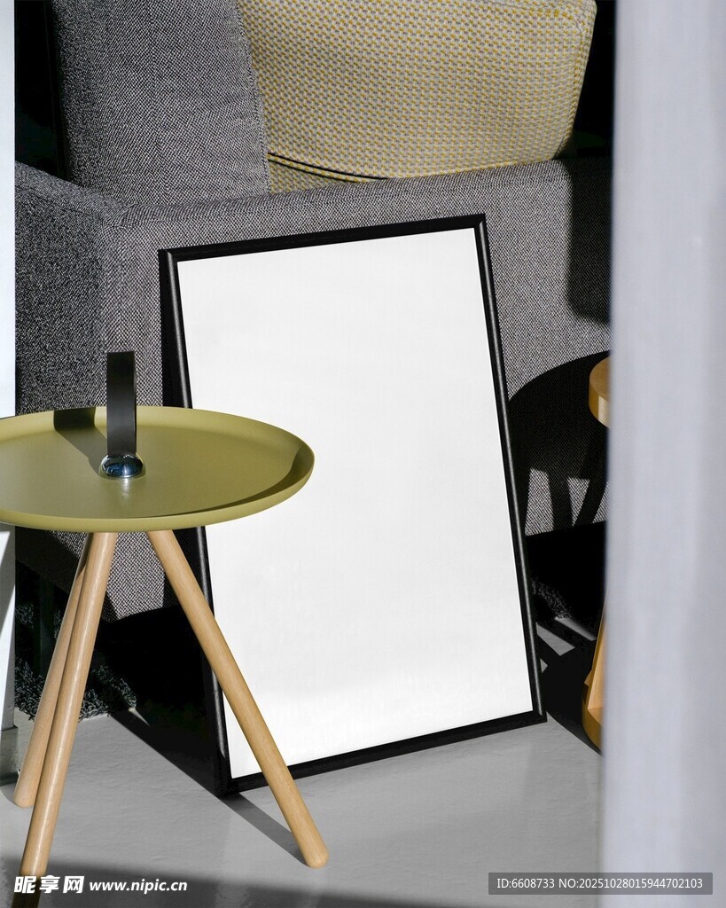 简约风相框与小茶几摆件