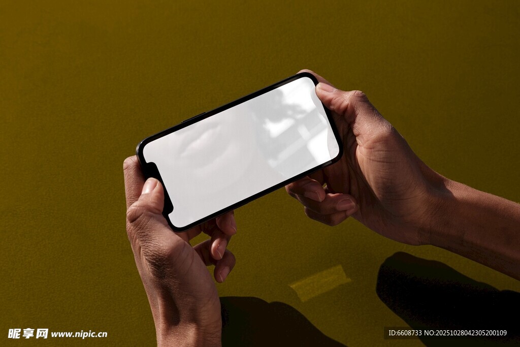 双手持握空白屏幕智能手机