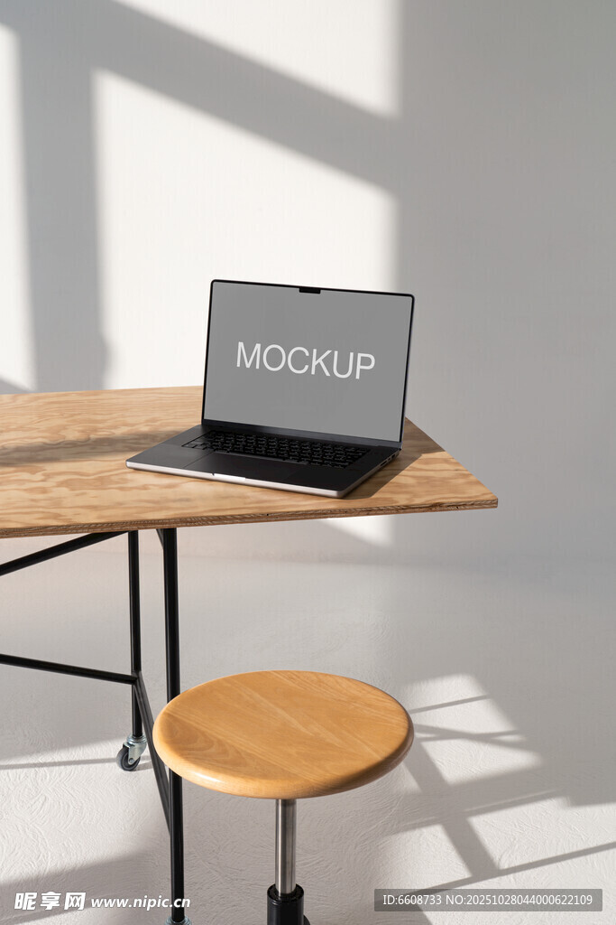 简约风办公桌面与笔记本电脑