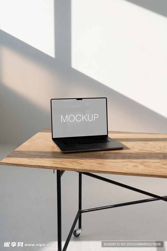 桌上笔记本电脑与光影