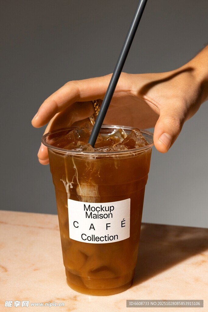 手捧冰咖啡特写