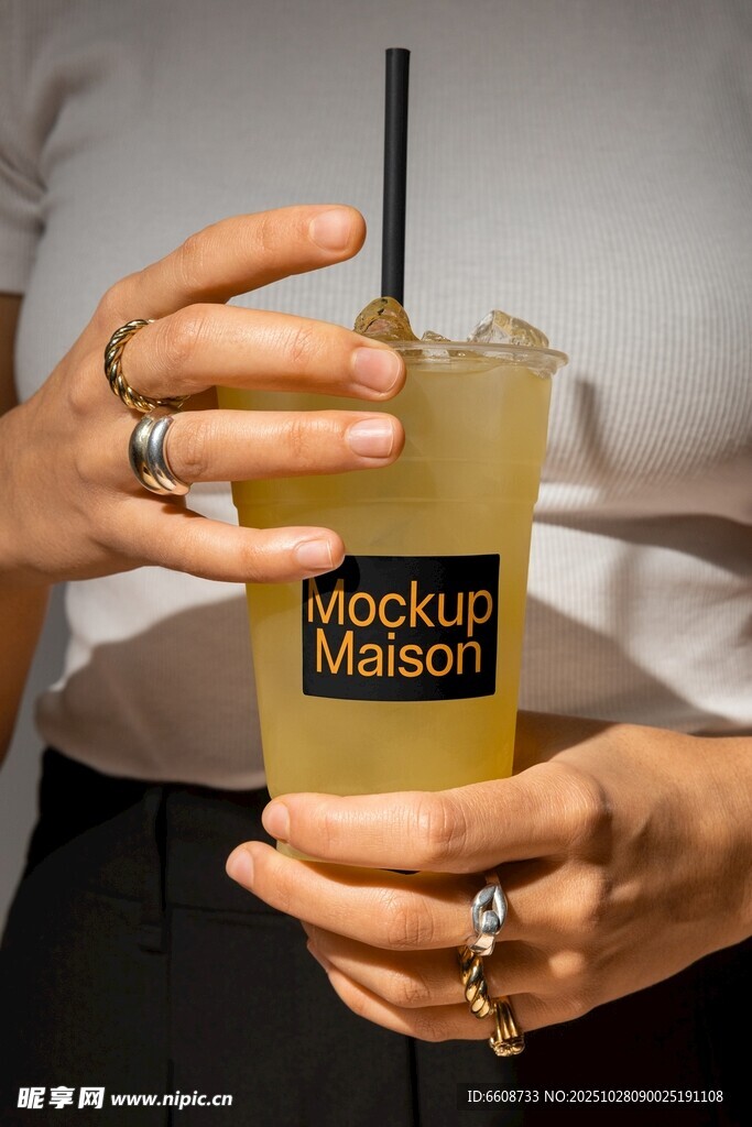 手持Mocktail鸡尾酒特写