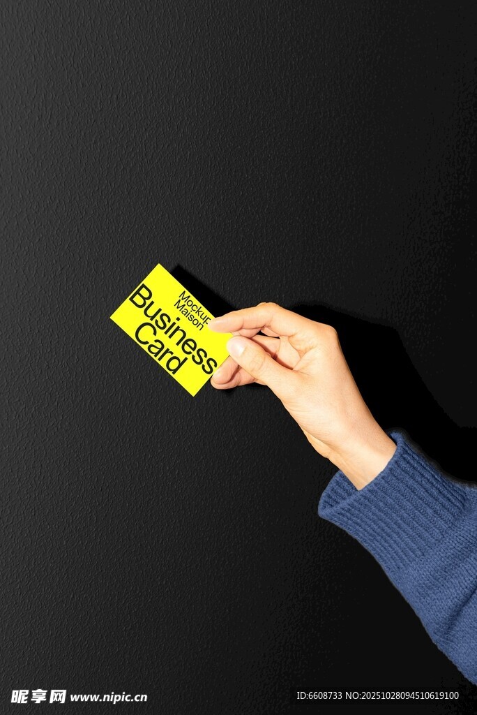 手持黄色卡片特写