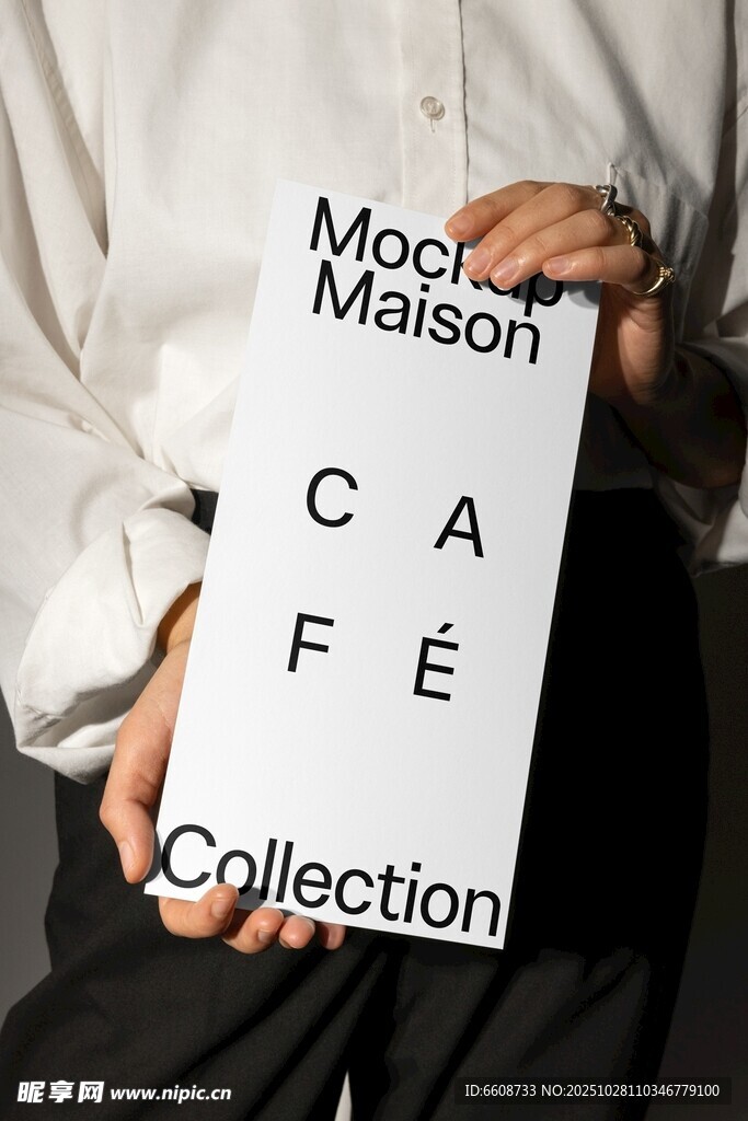 手拿Moooi品牌咖啡系列册子