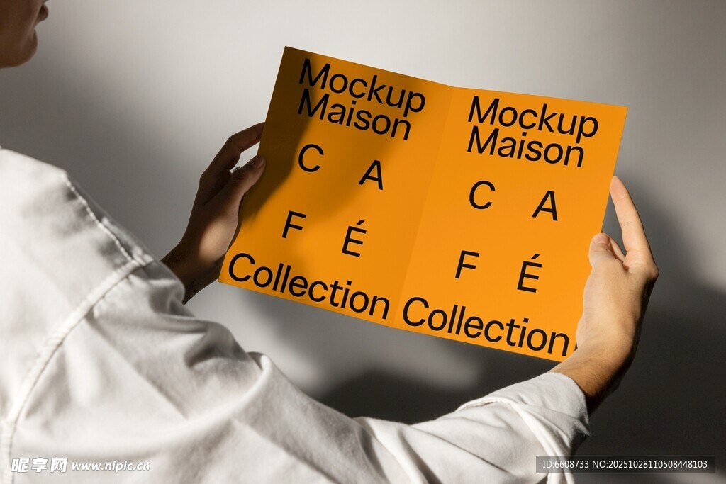 手持黄色咖啡主题书籍封面