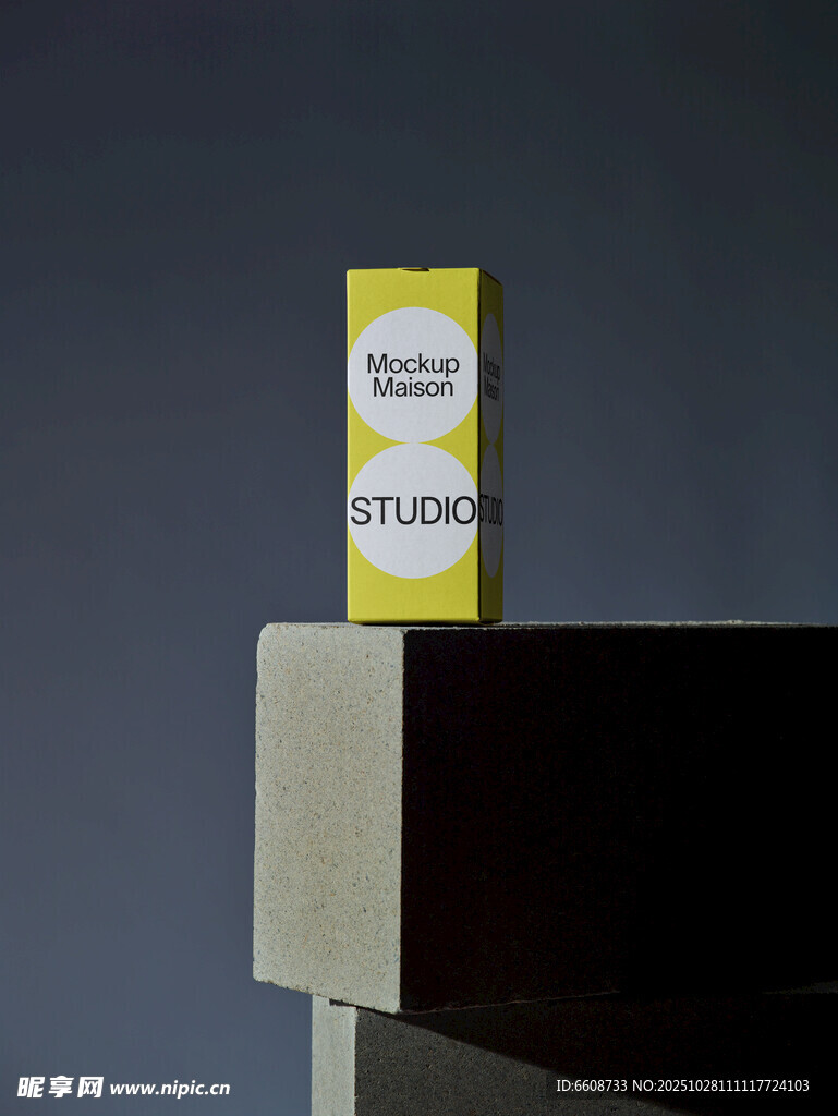 黄色包装物品置于台面上