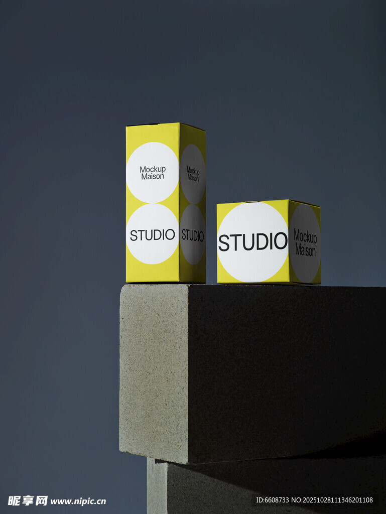 两盒黄色包装物品置于台