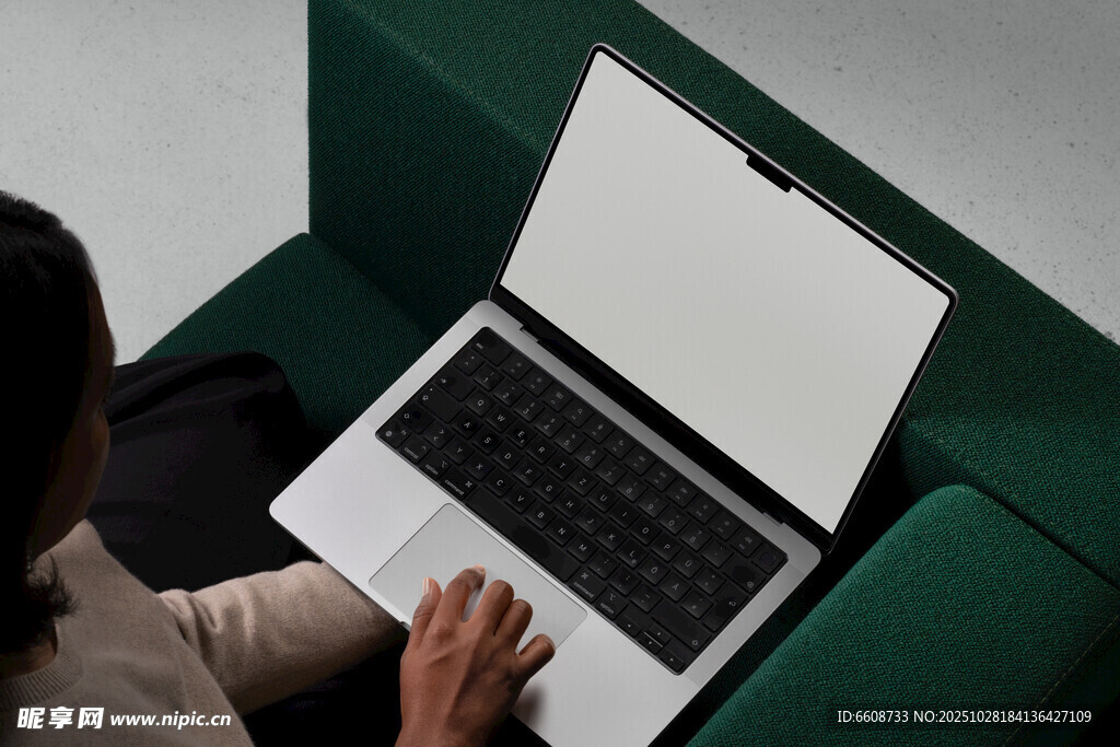 女子沙发上使用笔记本电脑