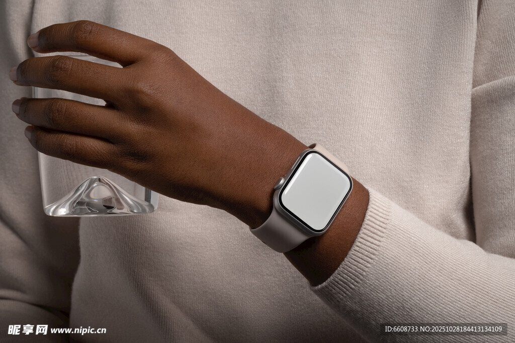 佩戴智能手表的手部特写