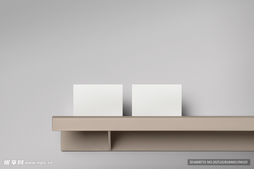 简约置物架上的两白色物件