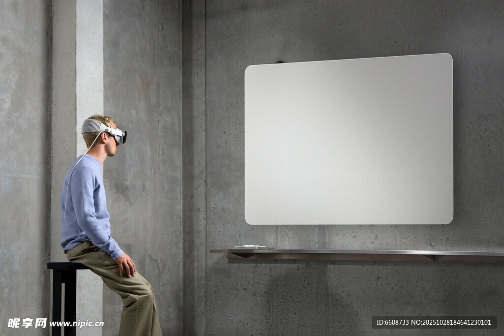 男子凝视空白画板