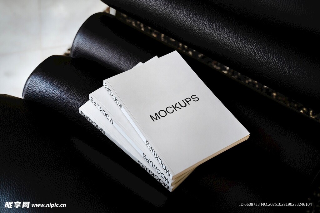 白色纸巾与黑色物品摆放