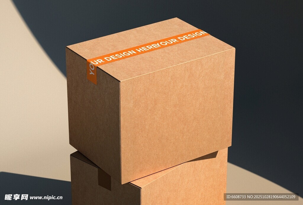 堆叠的棕色瓦楞纸箱