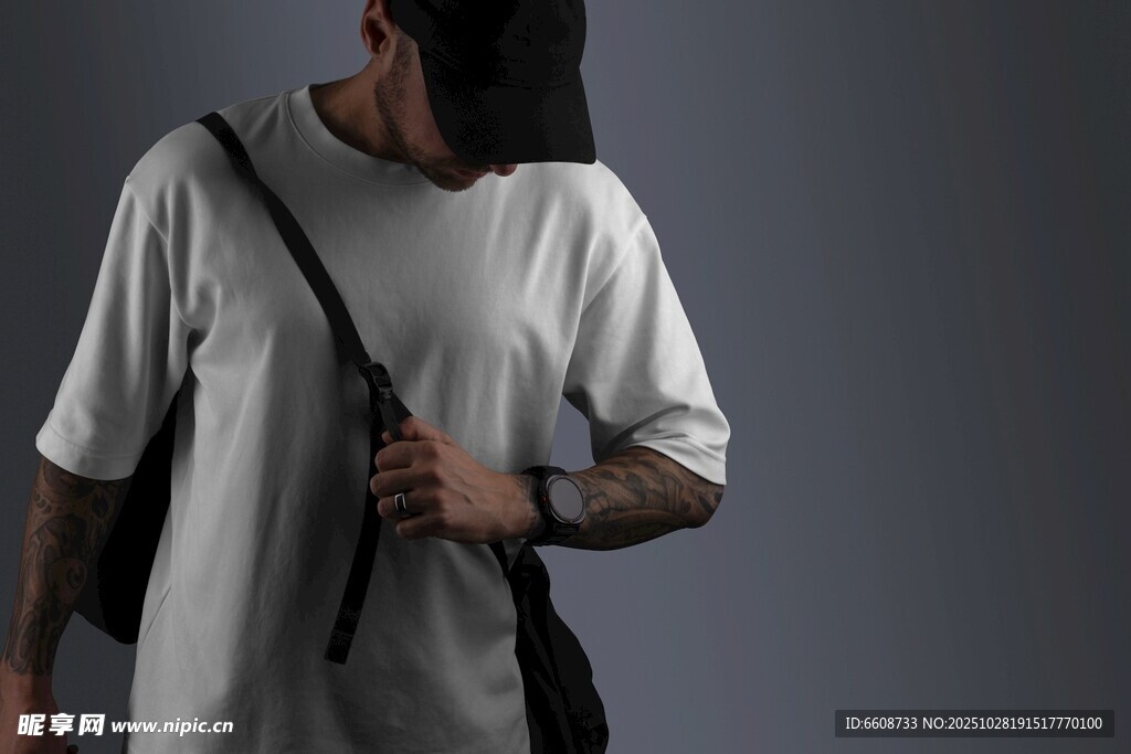 戴帽男子挎包展示个性穿搭