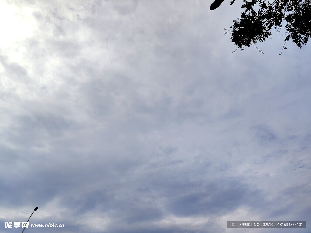 天空中飘浮的云朵