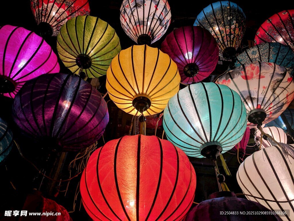 多彩传统灯笼齐聚一堂