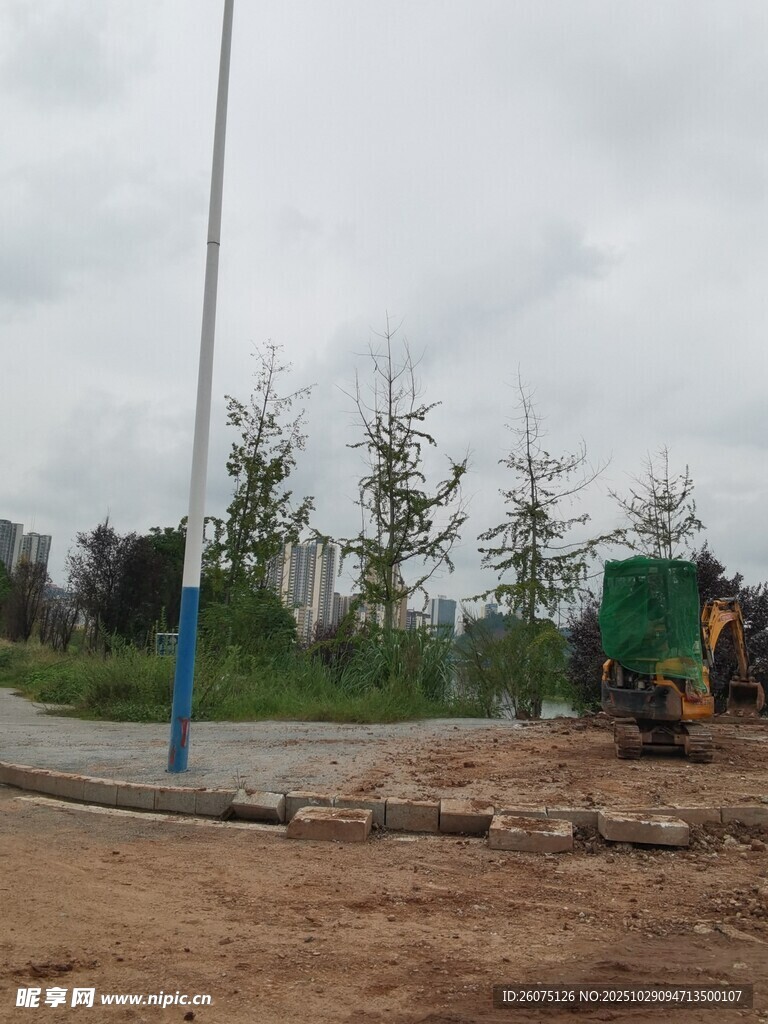 施工现场的工程机械作业