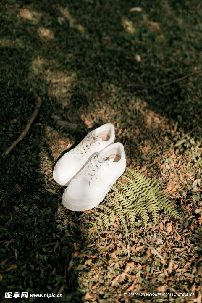 草地上的白色休闲鞋