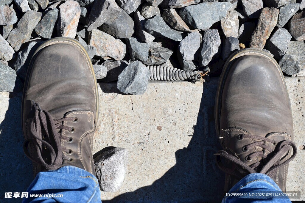 站在碎石上的双脚
