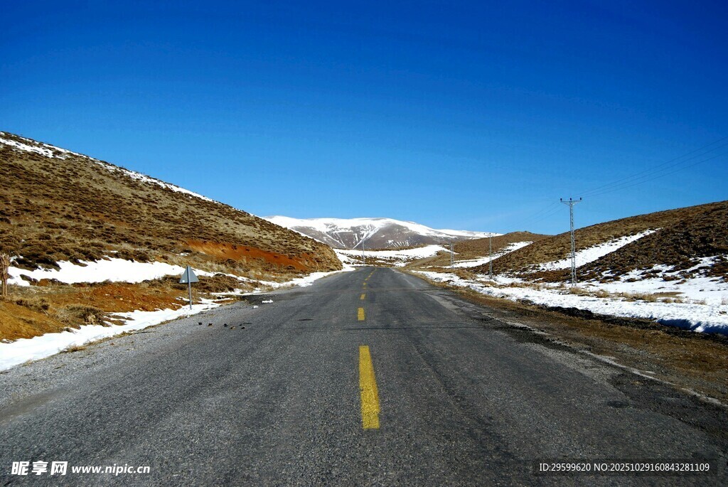 雪山下的空旷公路