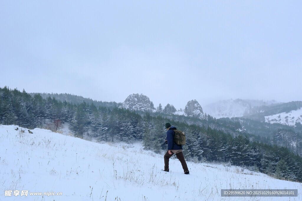 雪地中徒步的孤独身影