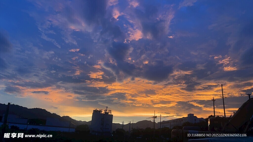 日落时分的绚烂天空