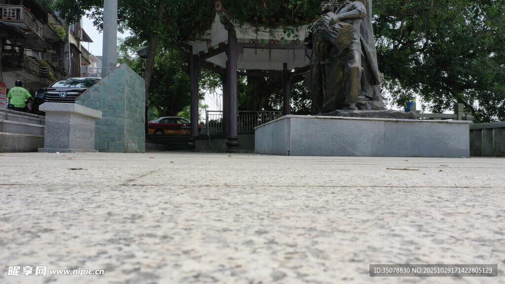 广场上的雕像景观