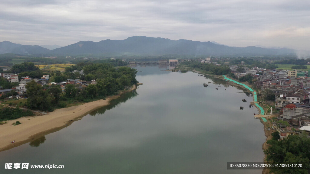 俯瞰河畔城镇风光