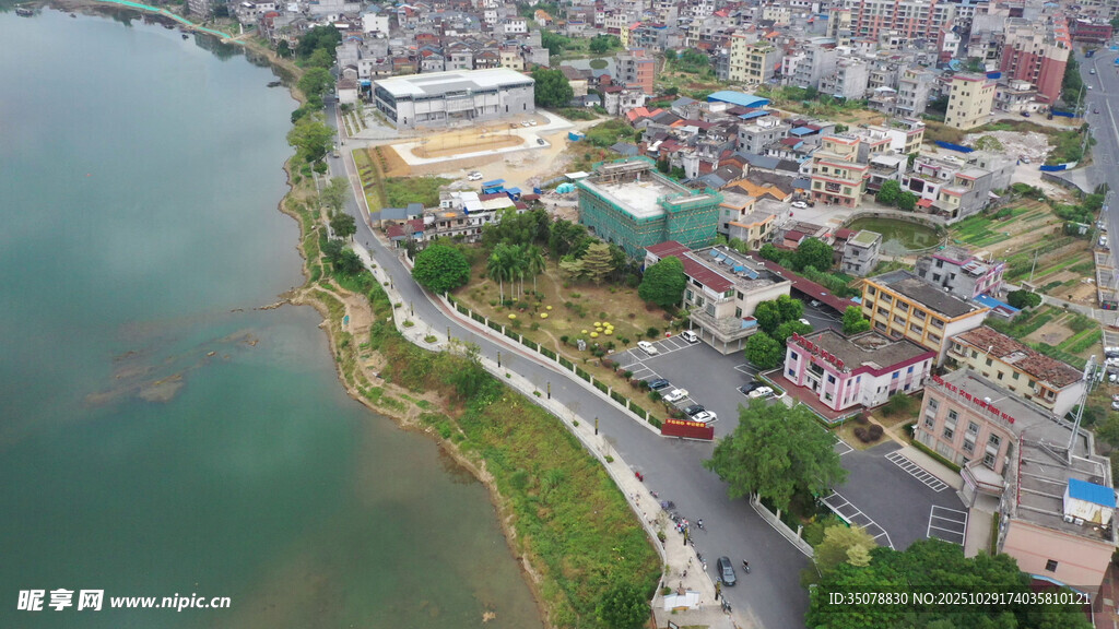 湖畔城市风光俯瞰