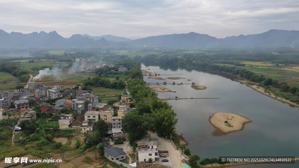 山水相依的美丽村落风光