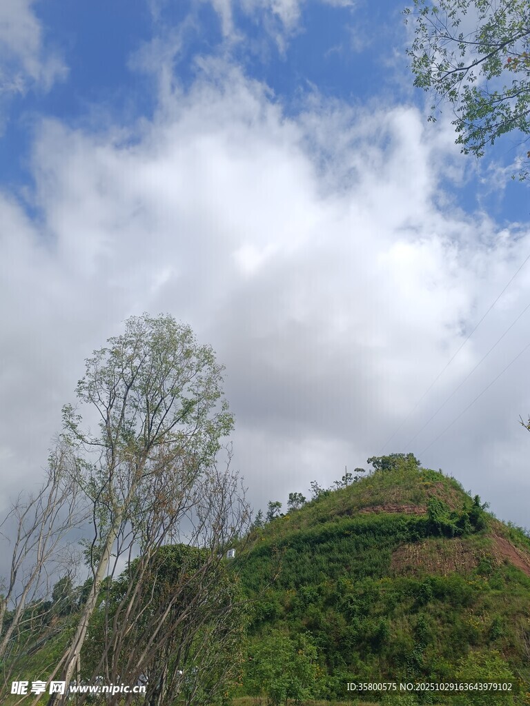 青山白云间的自然景致