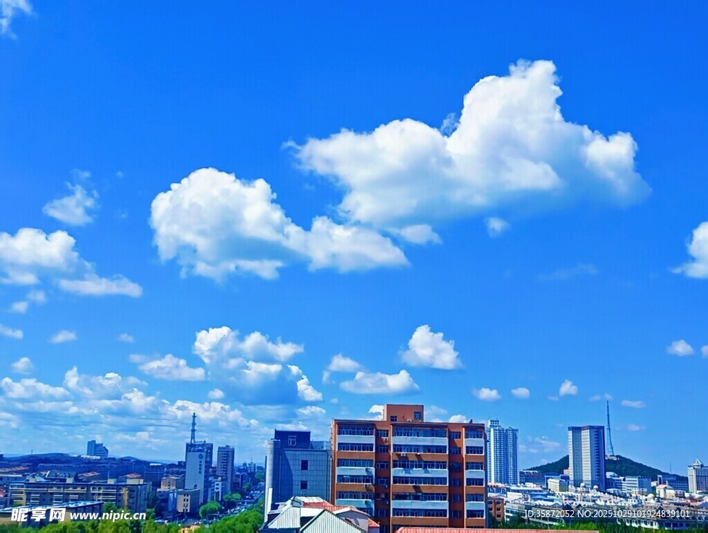 城市天际线与蓝天白云