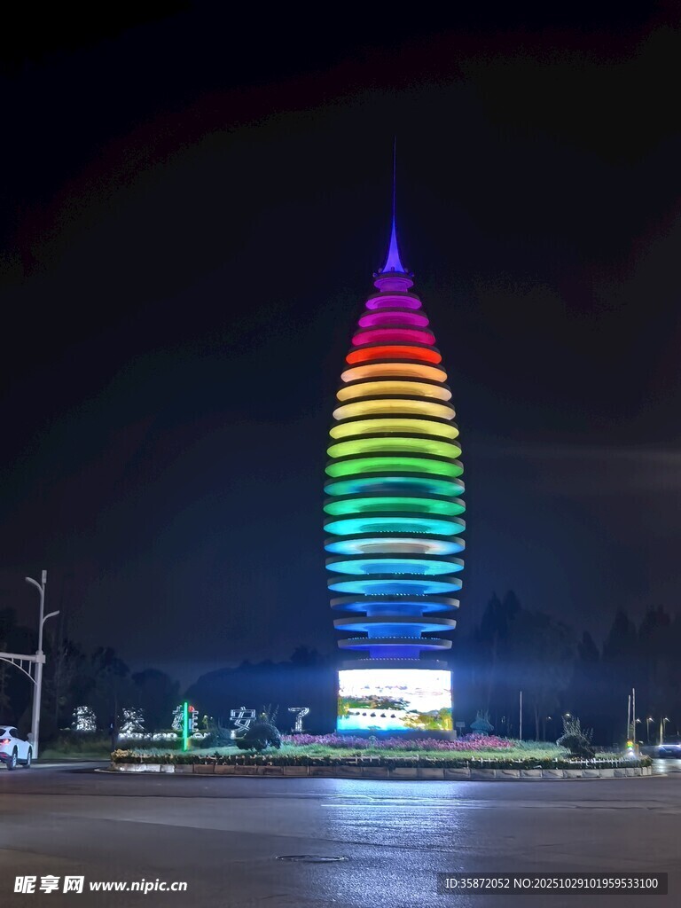 彩色灯光下的绚丽高塔