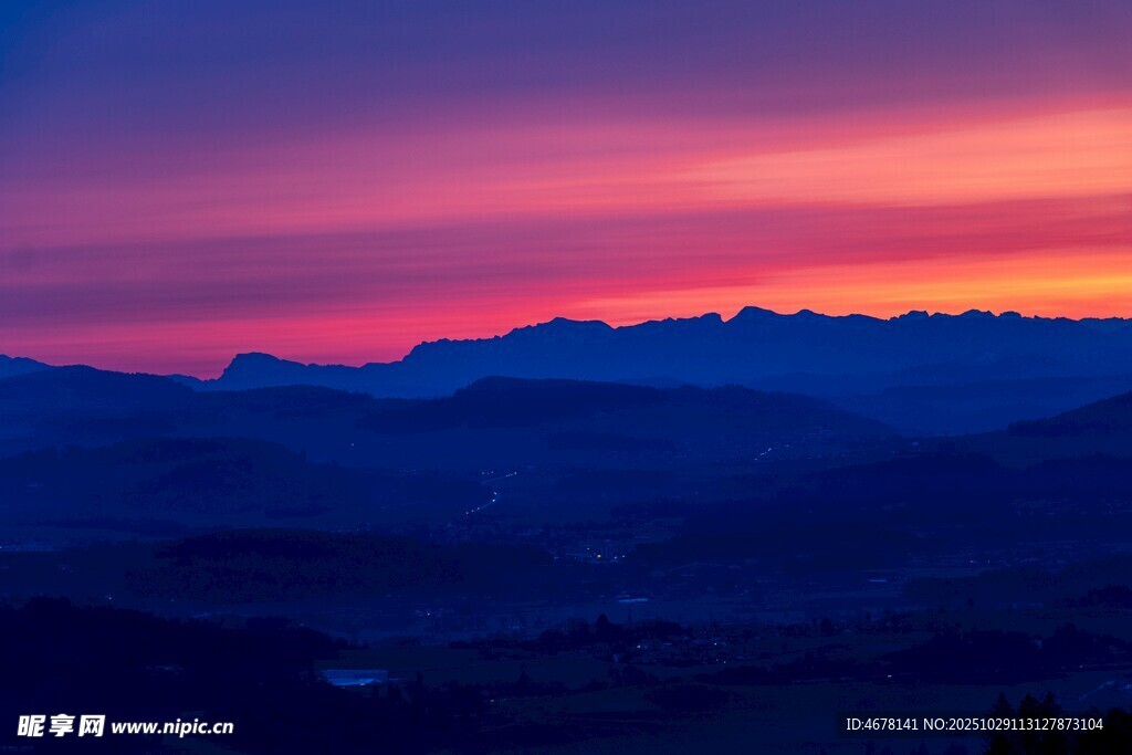 壮丽晚霞下的连绵山脉