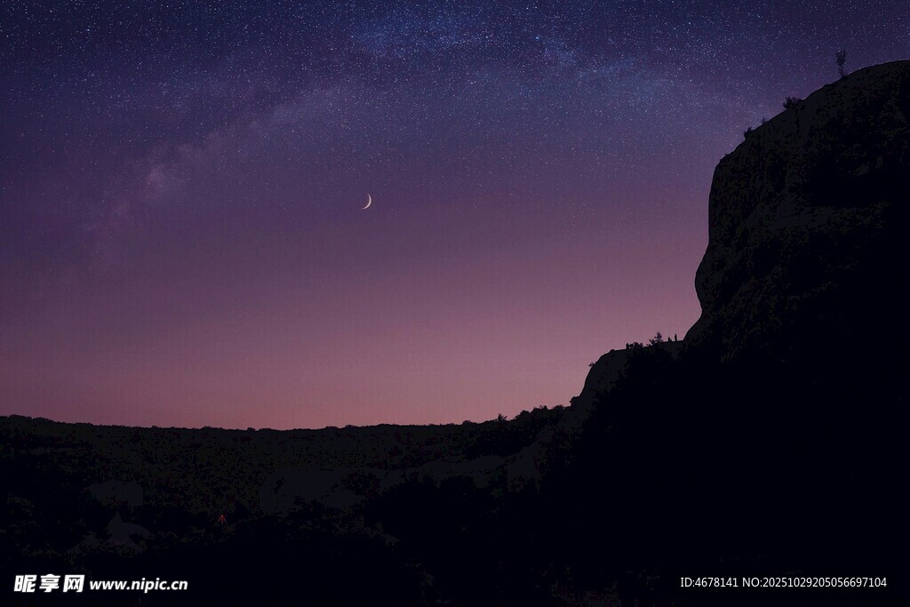 夜空下的山峦与璀璨星河