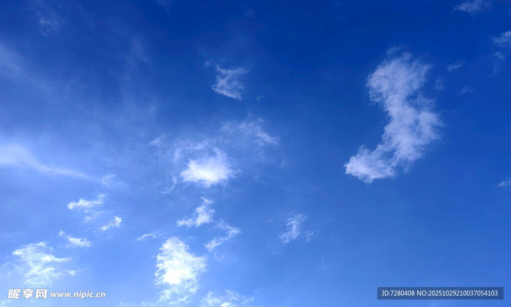 晴朗蓝天飘着几朵白云