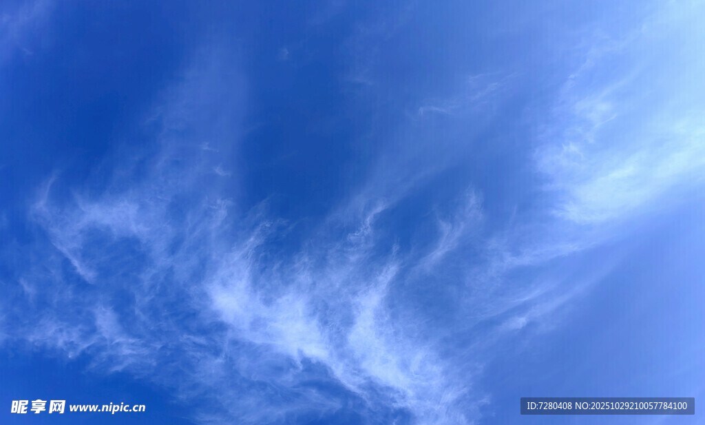 蓝天飘絮状白云