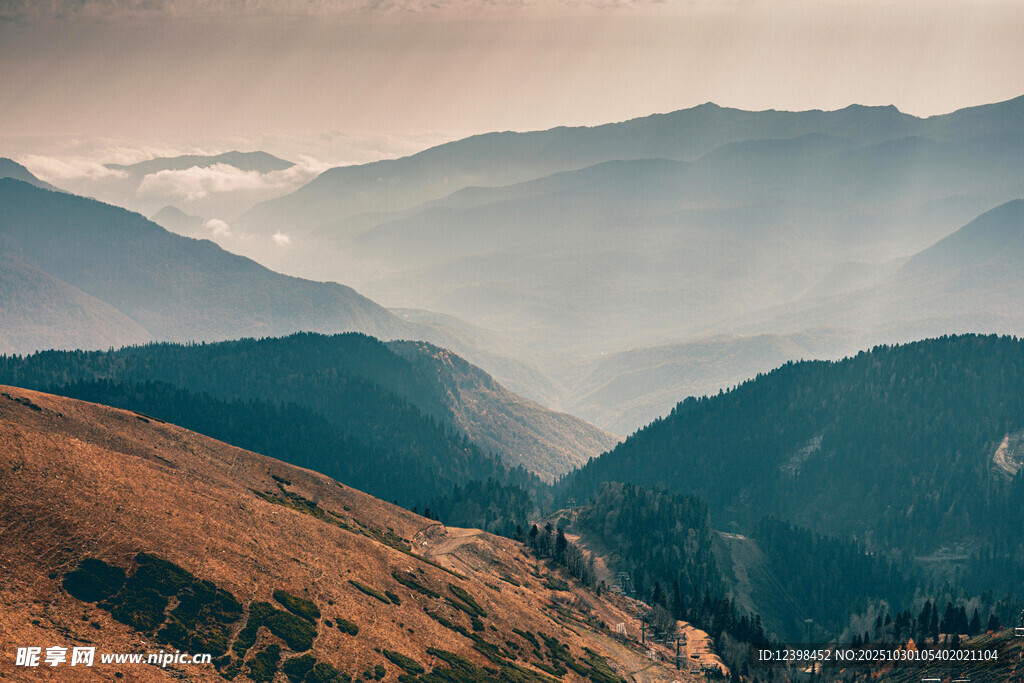 壮丽山峦间的朦胧美景