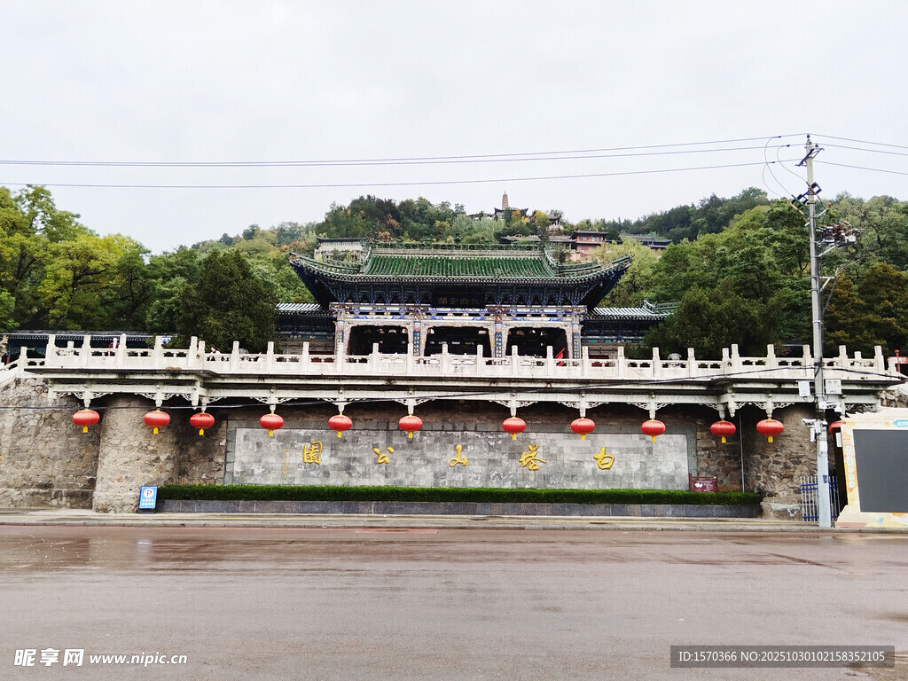 中式古桥与彩绘建筑景观 白塔山