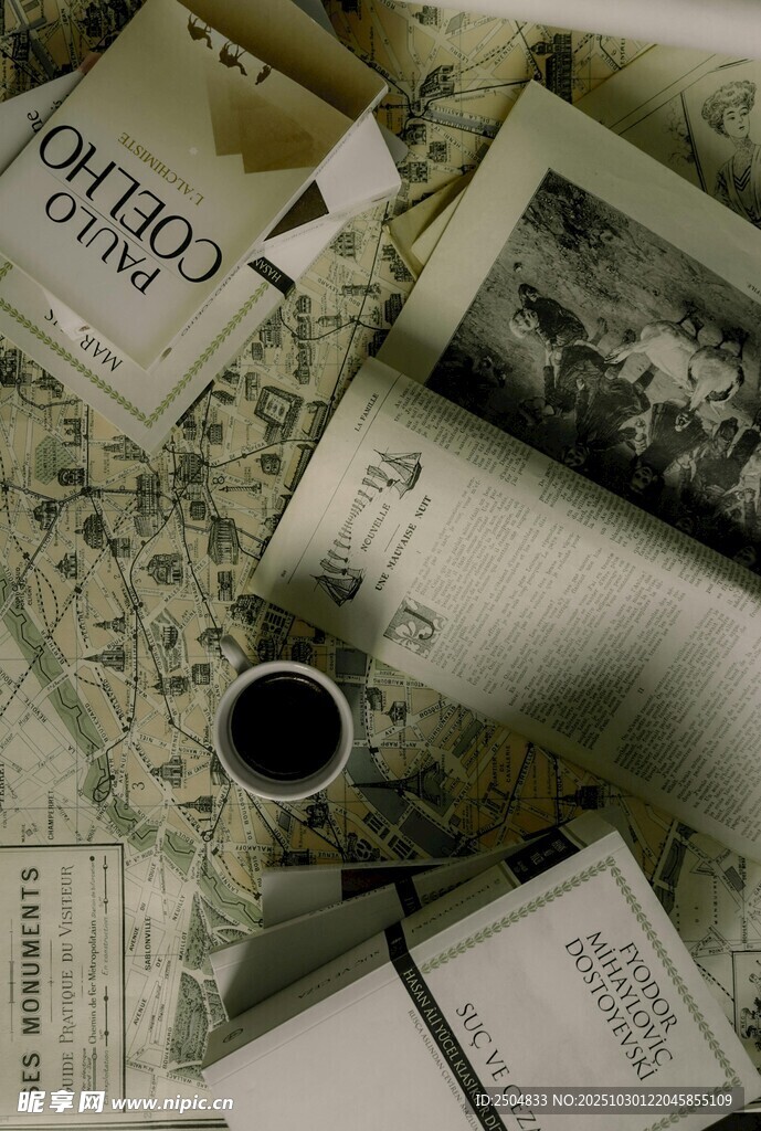 复古书籍与咖啡的静谧时光